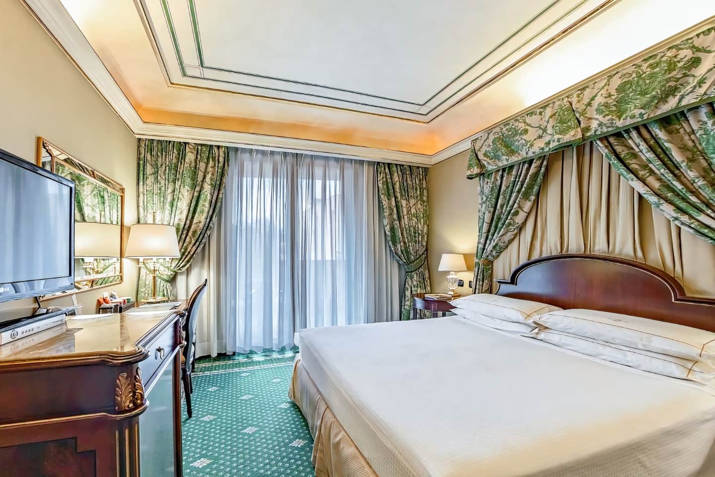 River Chateau Hotel