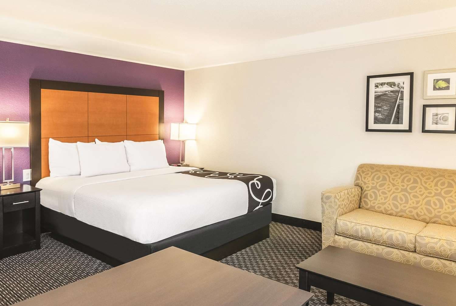 La Quinta Inn & Suites by Wyndham Orlando Airport at Gateway Village