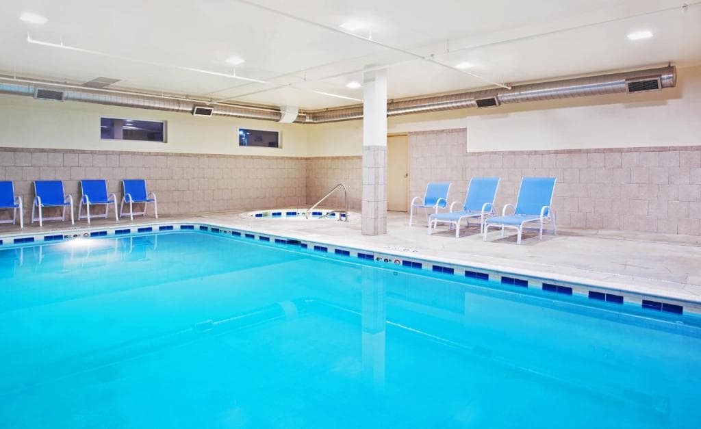 Holiday Inn Express & Suites Chicago North-Waukegan-Gurnee