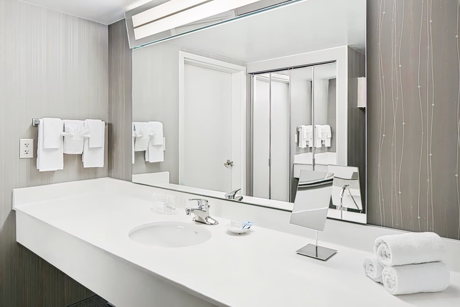 Courtyard by Marriott Edison Woodbridge