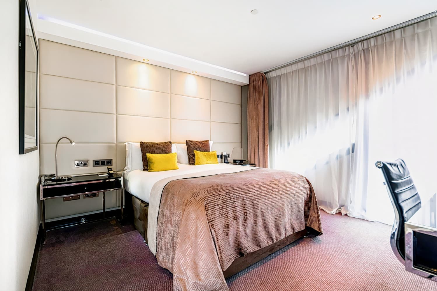 M by Montcalm