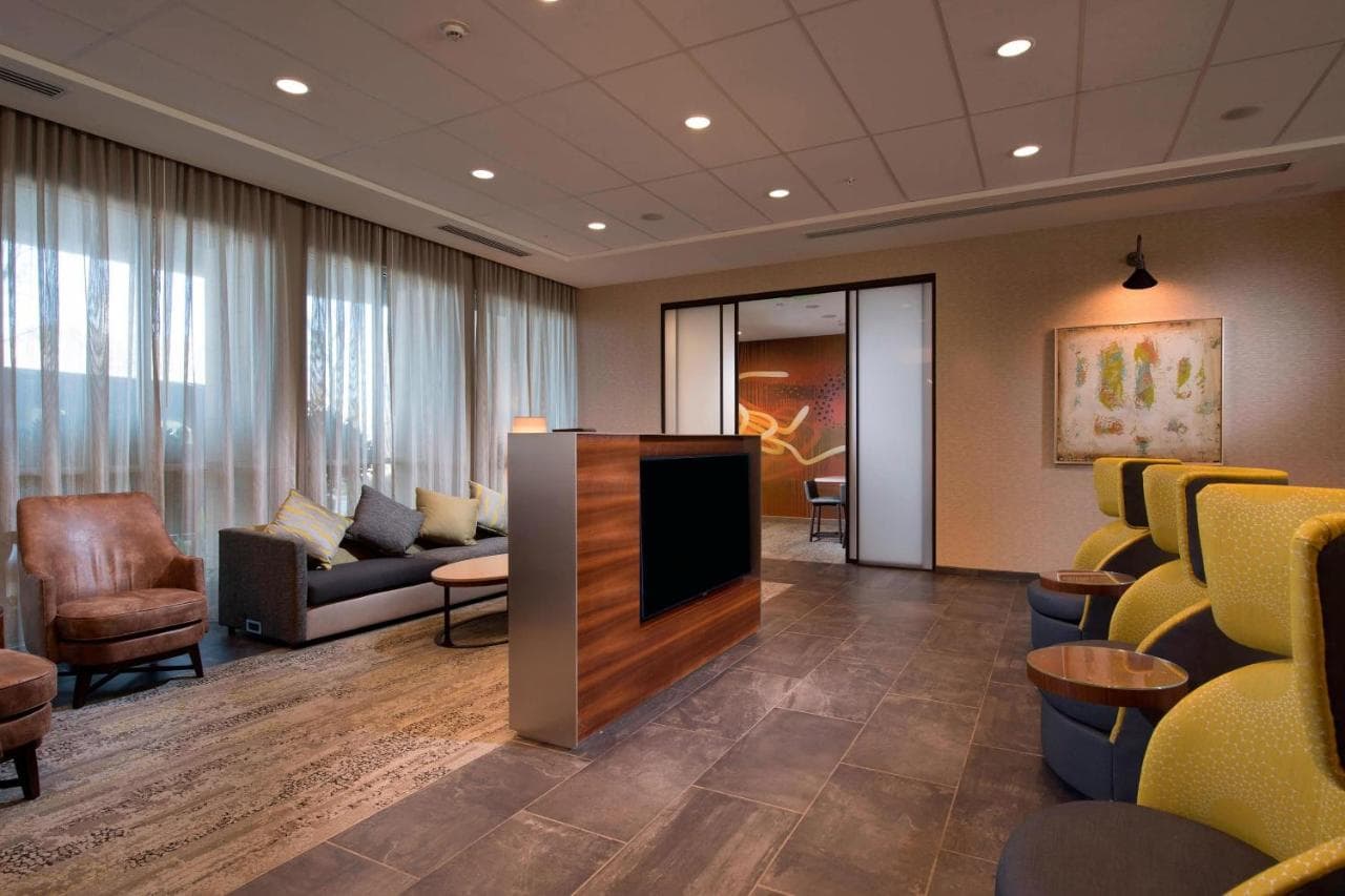 Courtyard by Marriott Atlanta Alpharetta/Avalon Area