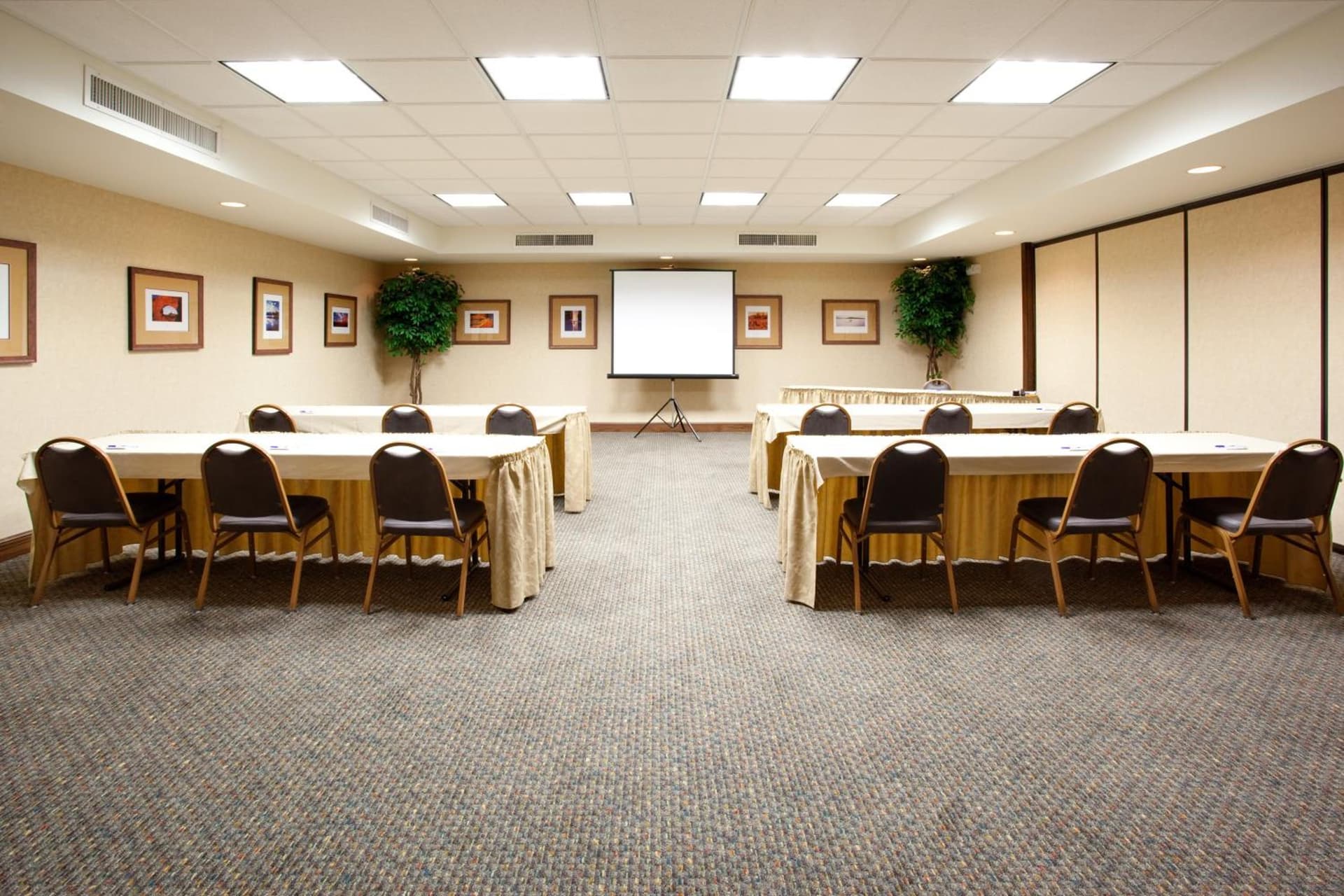 Holiday Inn Express Airport East, an IHG Hotel