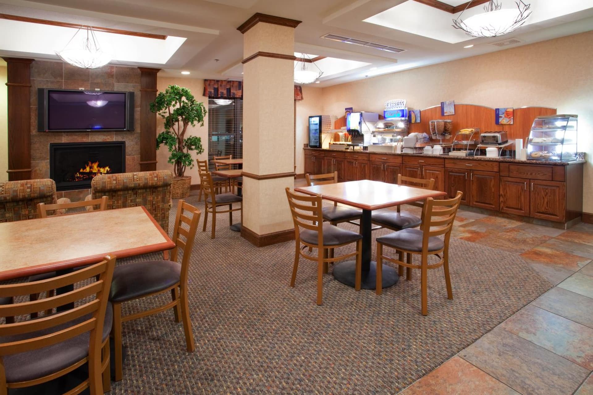 Holiday Inn Express Airport East, an IHG Hotel