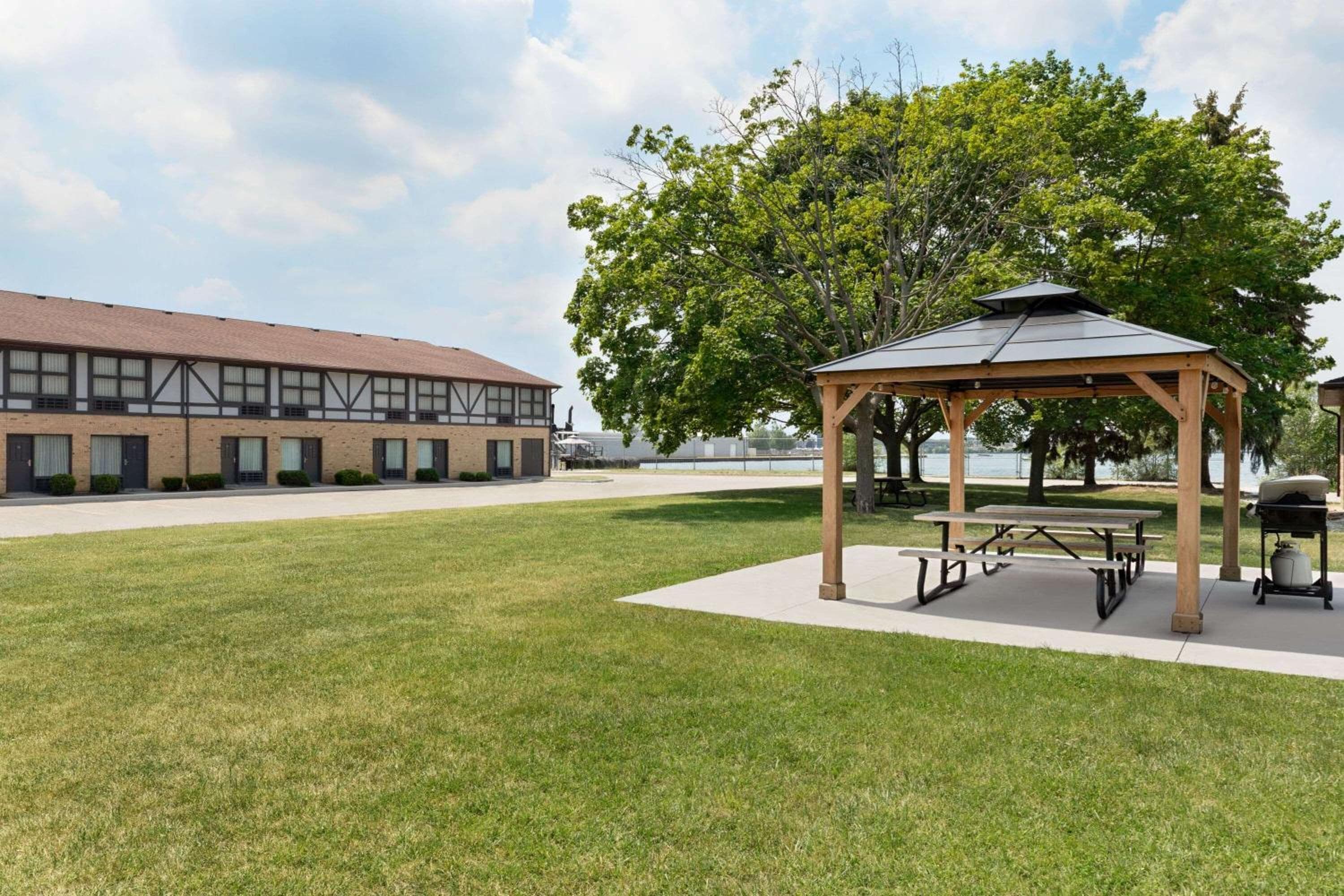 Days Inn by Wyndham Sarnia Harbourfront