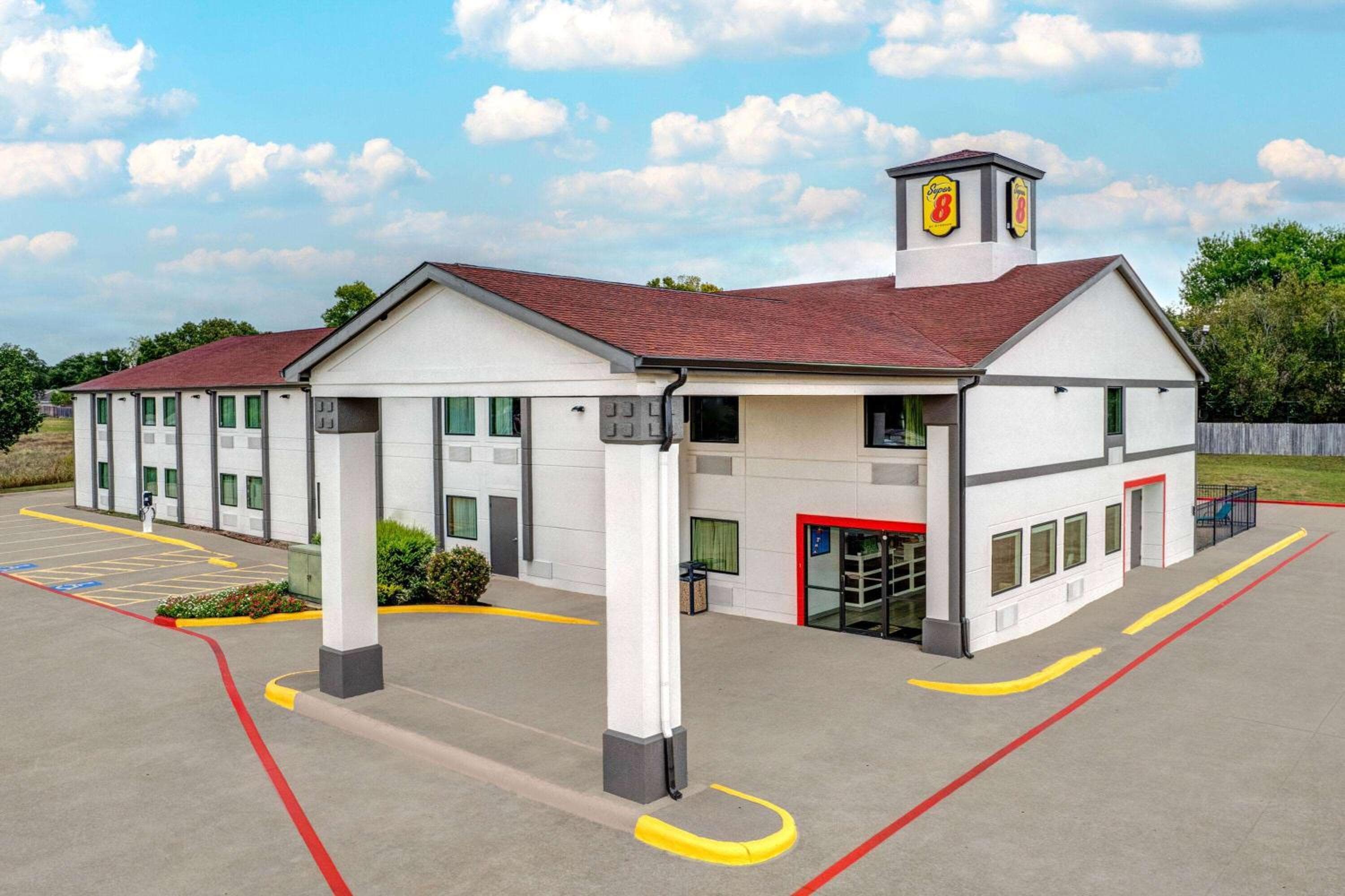 Super 8 by Wyndham Waxahachie TX