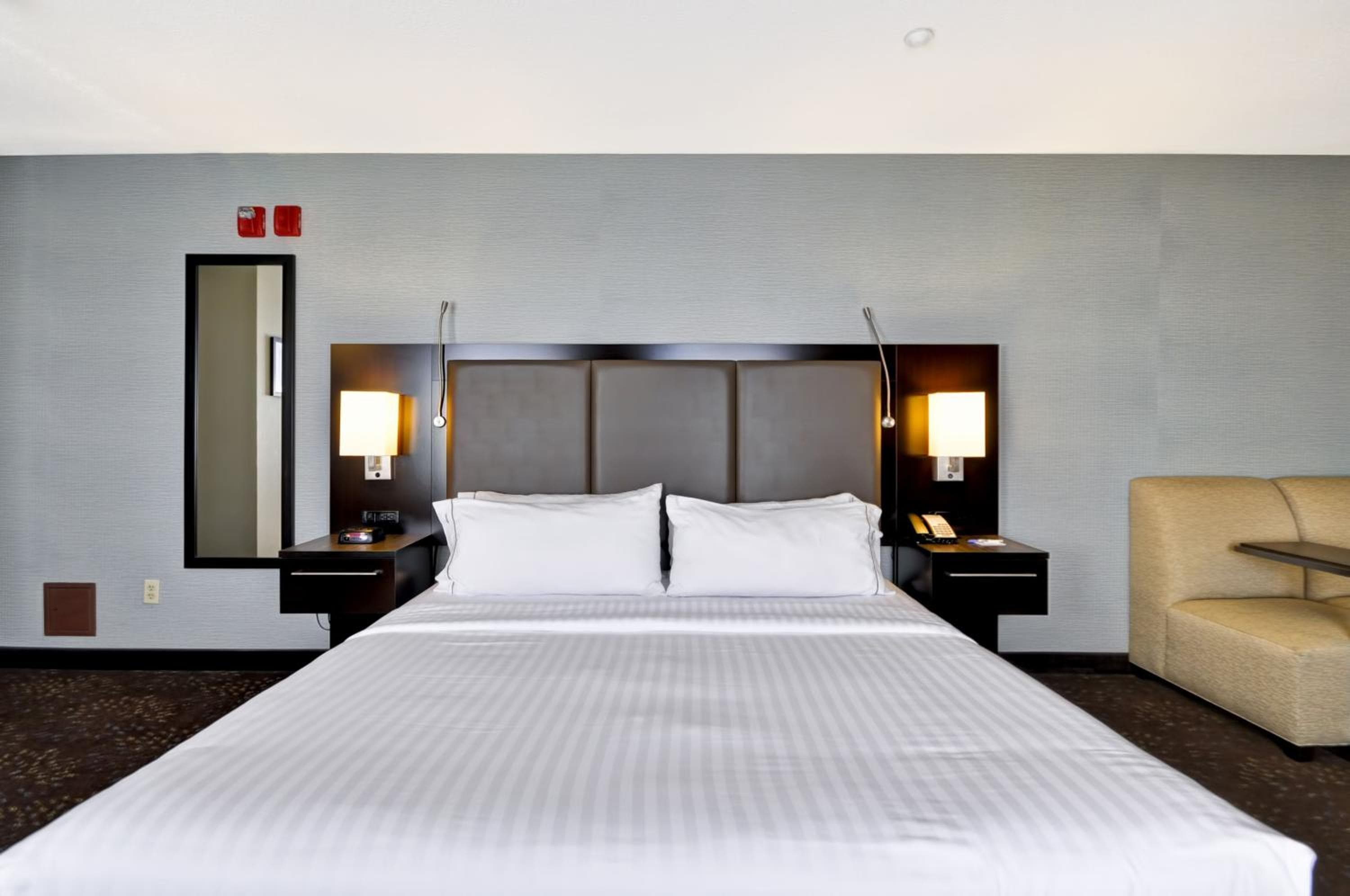 Holiday Inn Express Romulus / Detroit Airport by IHG