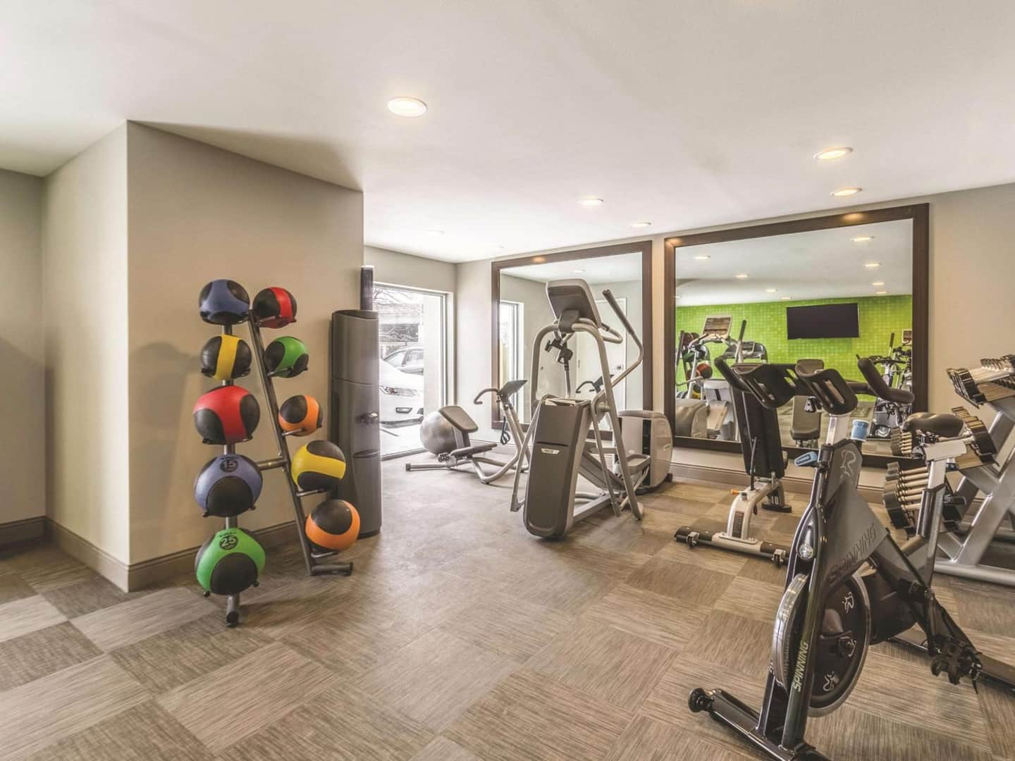 La Quinta Inn & Suites by Wyndham Cleveland - Airport North