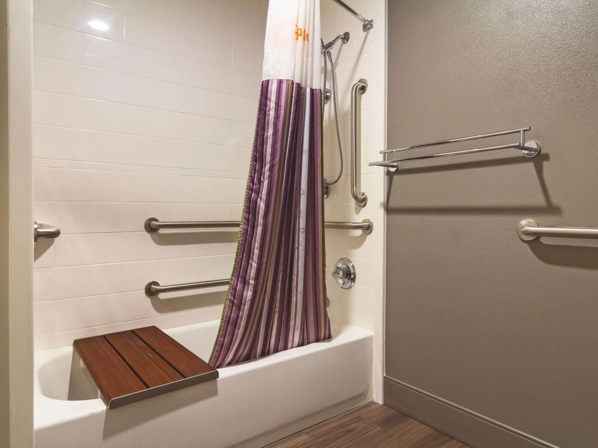 La Quinta Inn & Suites by Wyndham Cleveland - Airport North