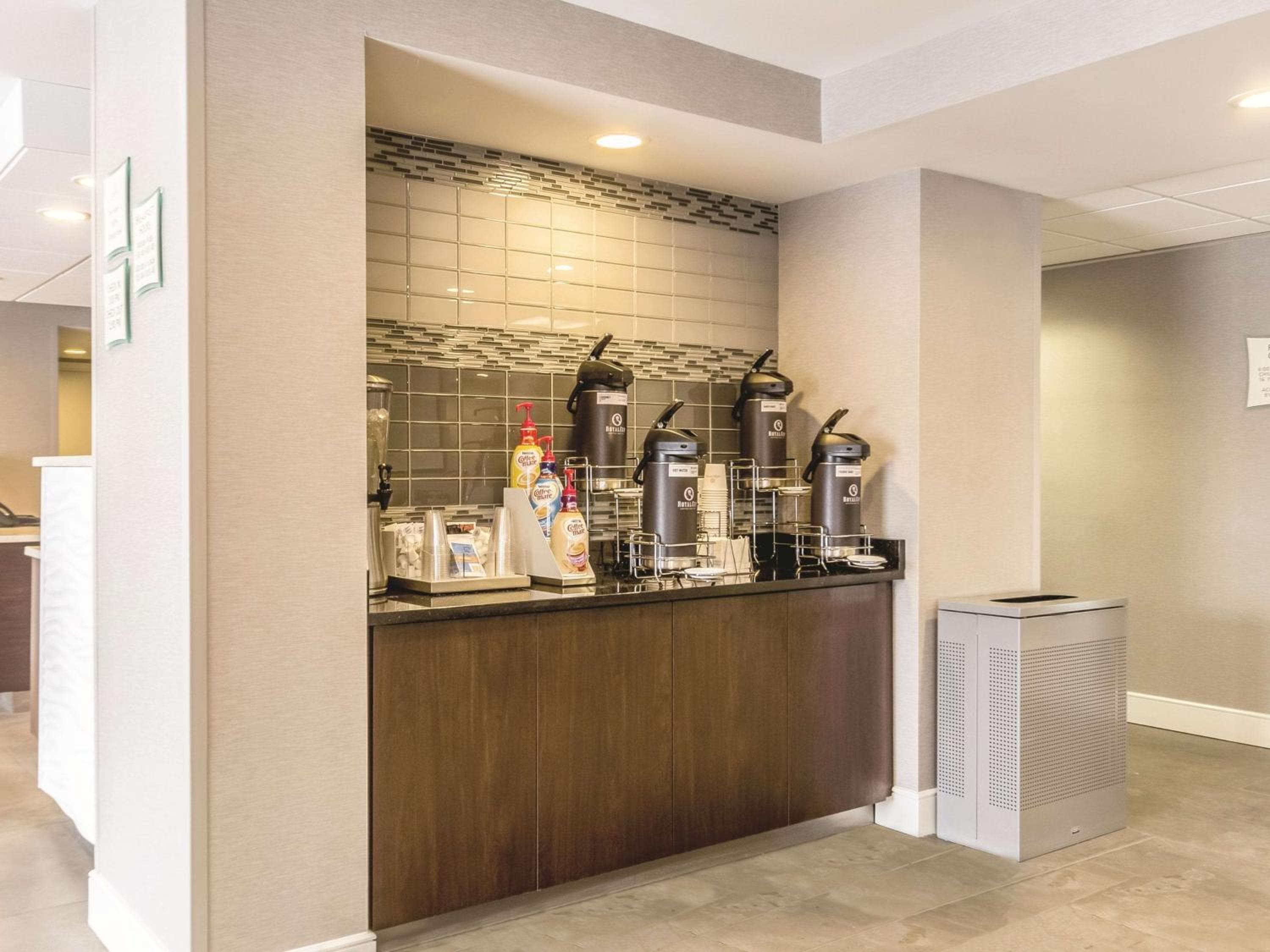 La Quinta Inn & Suites by Wyndham Cleveland - Airport North