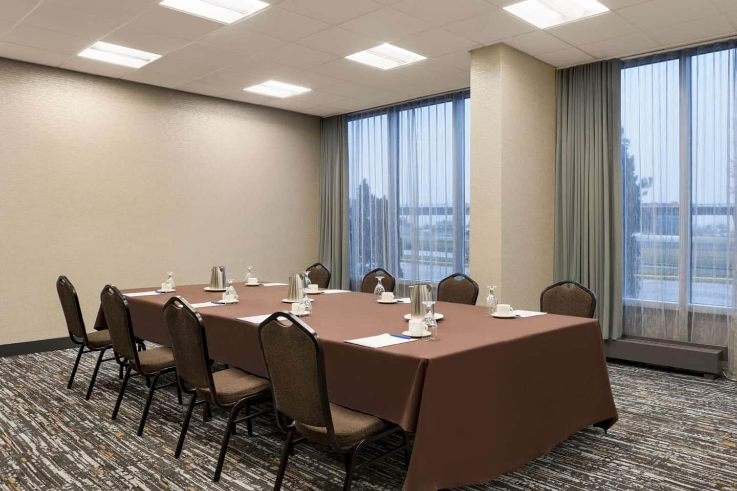 DoubleTree by Hilton Pointe Claire Montreal Airport West