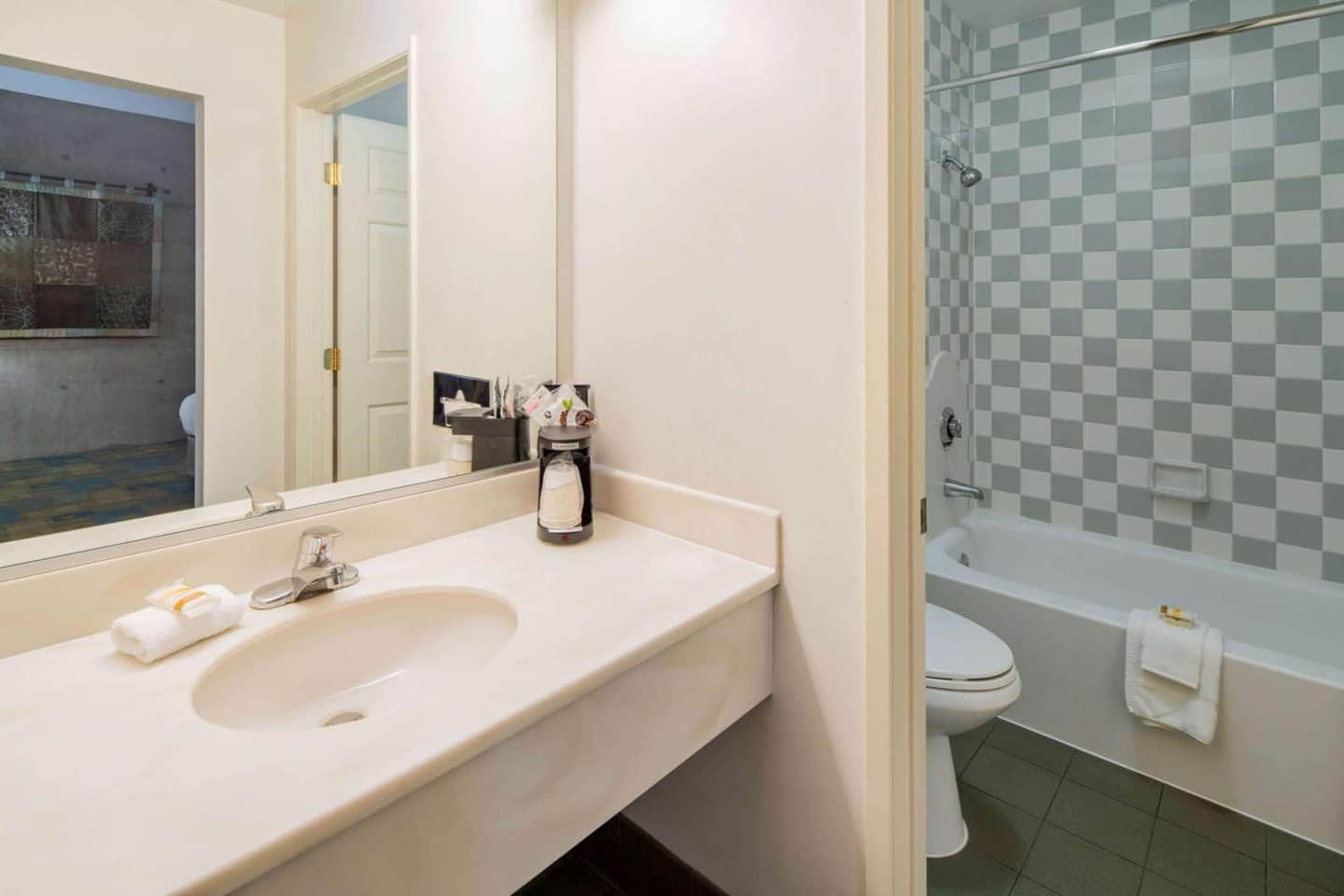 La Quinta Inn & Suites by Wyndham Irvine Spectrum
