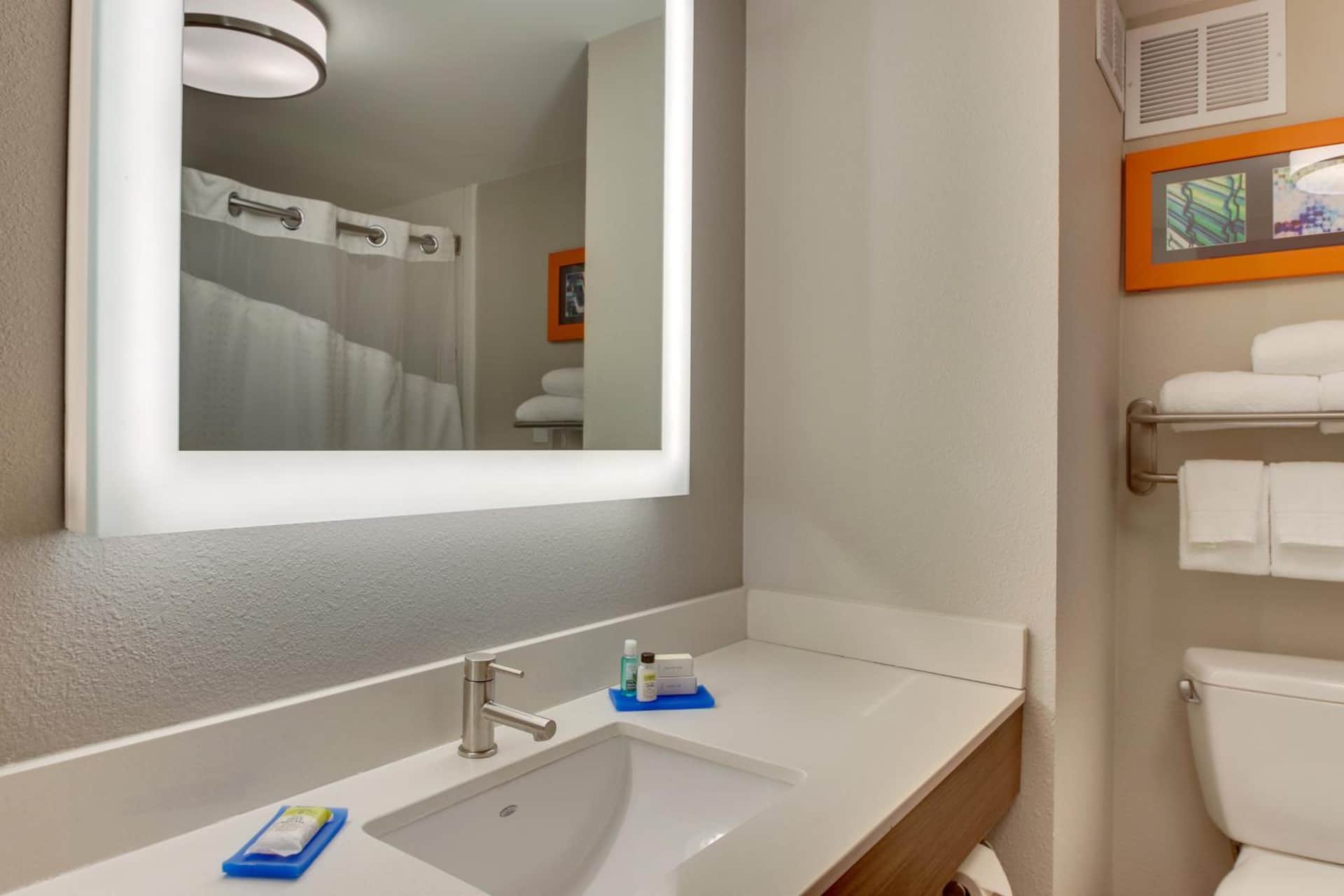 Holiday Inn Express & Suites Atlanta Perimeter Mall Hotel by IHG