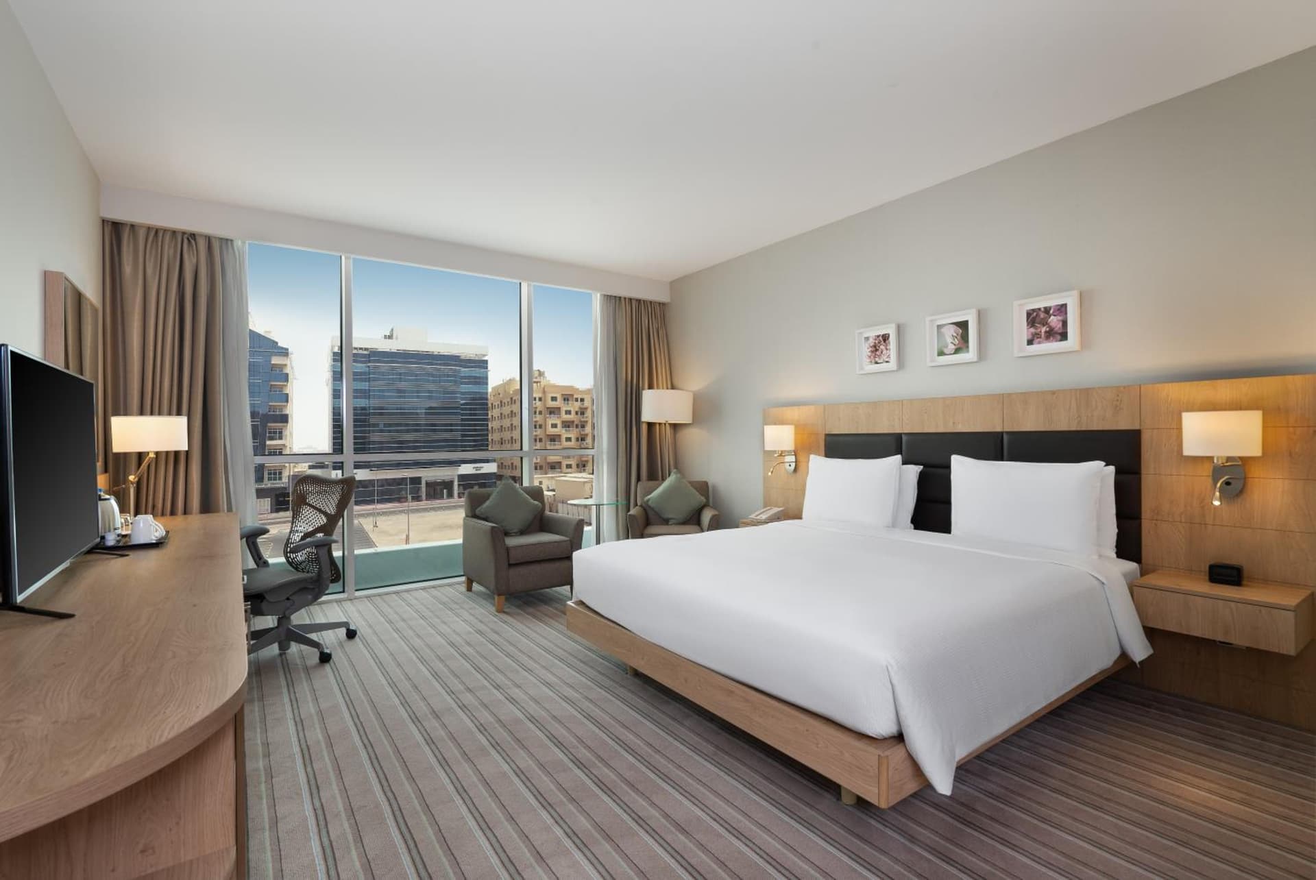 Hilton Garden Inn Dubai, Mall Avenue