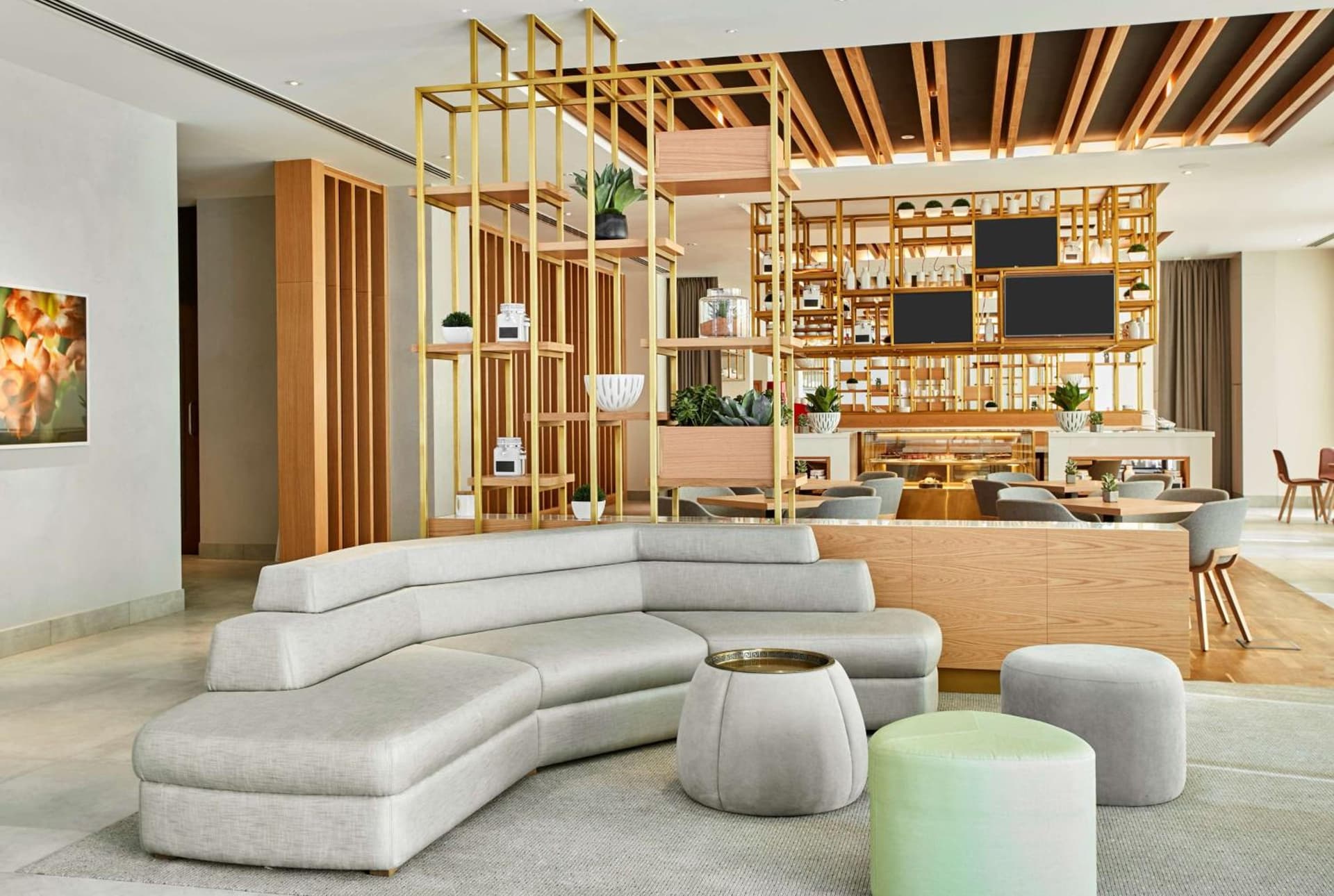 Hilton Garden Inn Dubai, Mall Avenue