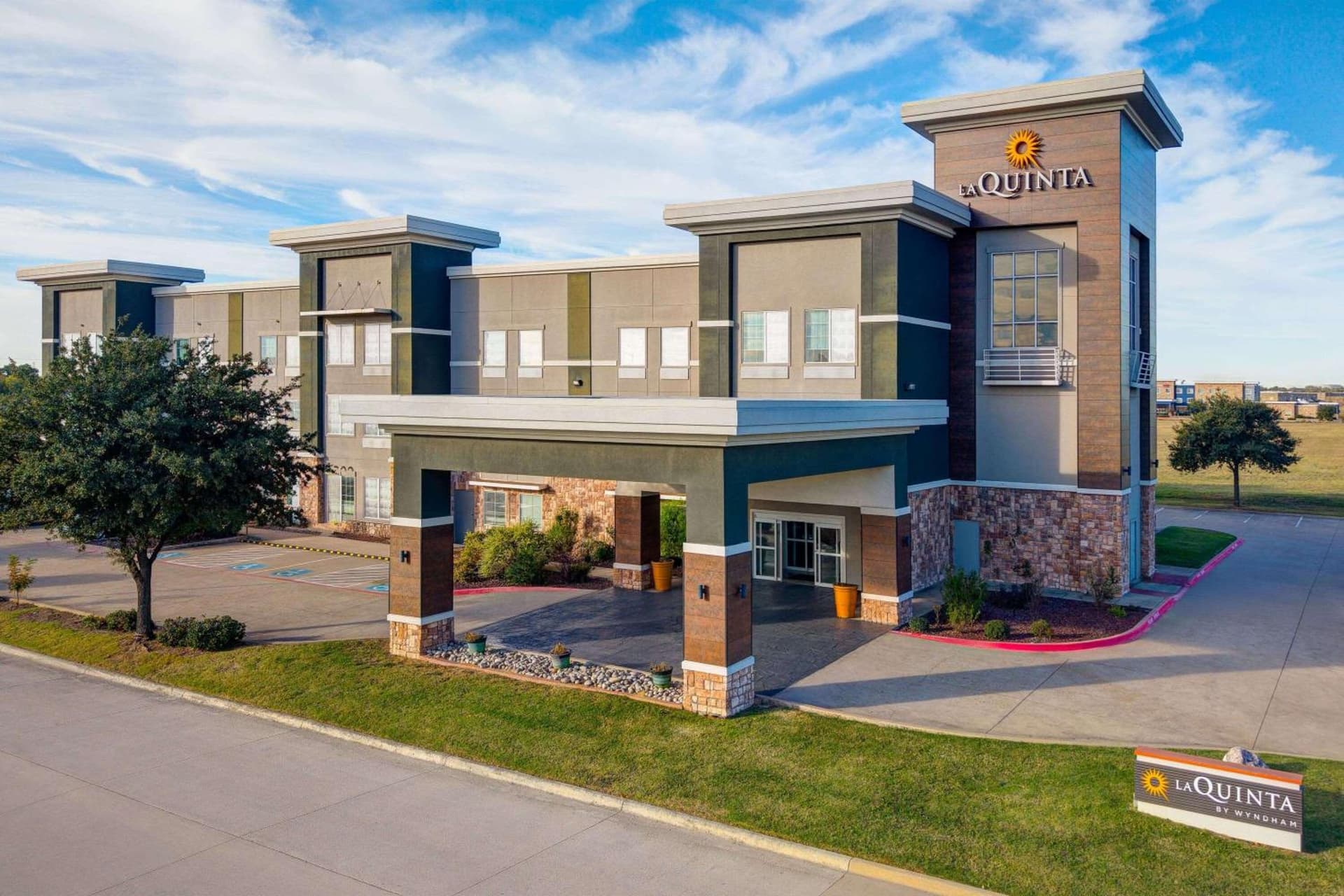 La Quinta Inn & Suites by Wyndham Ft. Worth - Forest Hill TX