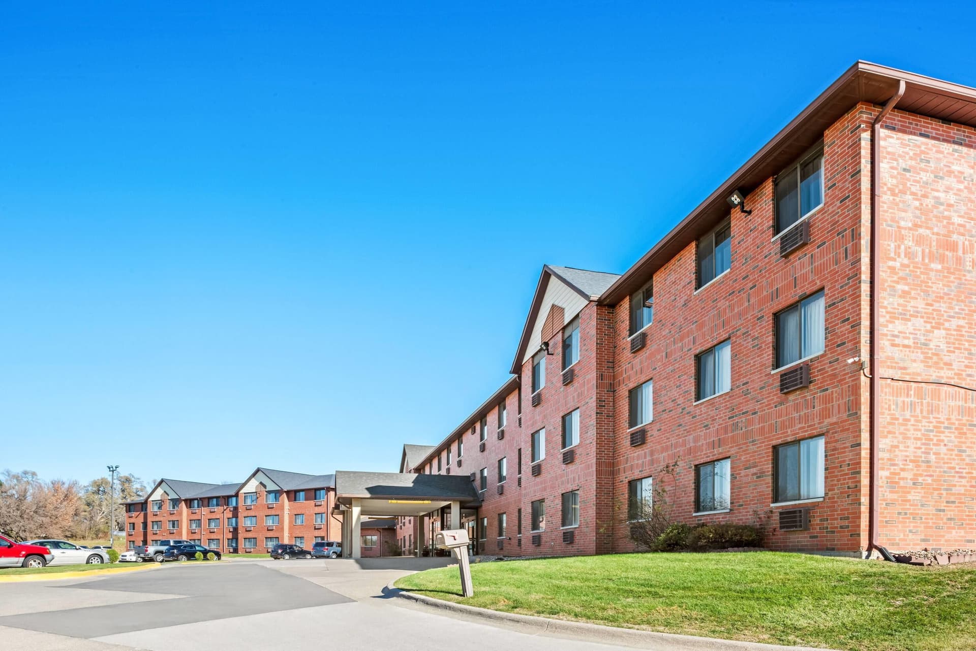 Days Inn & Suites by Wyndham Des Moines Airport