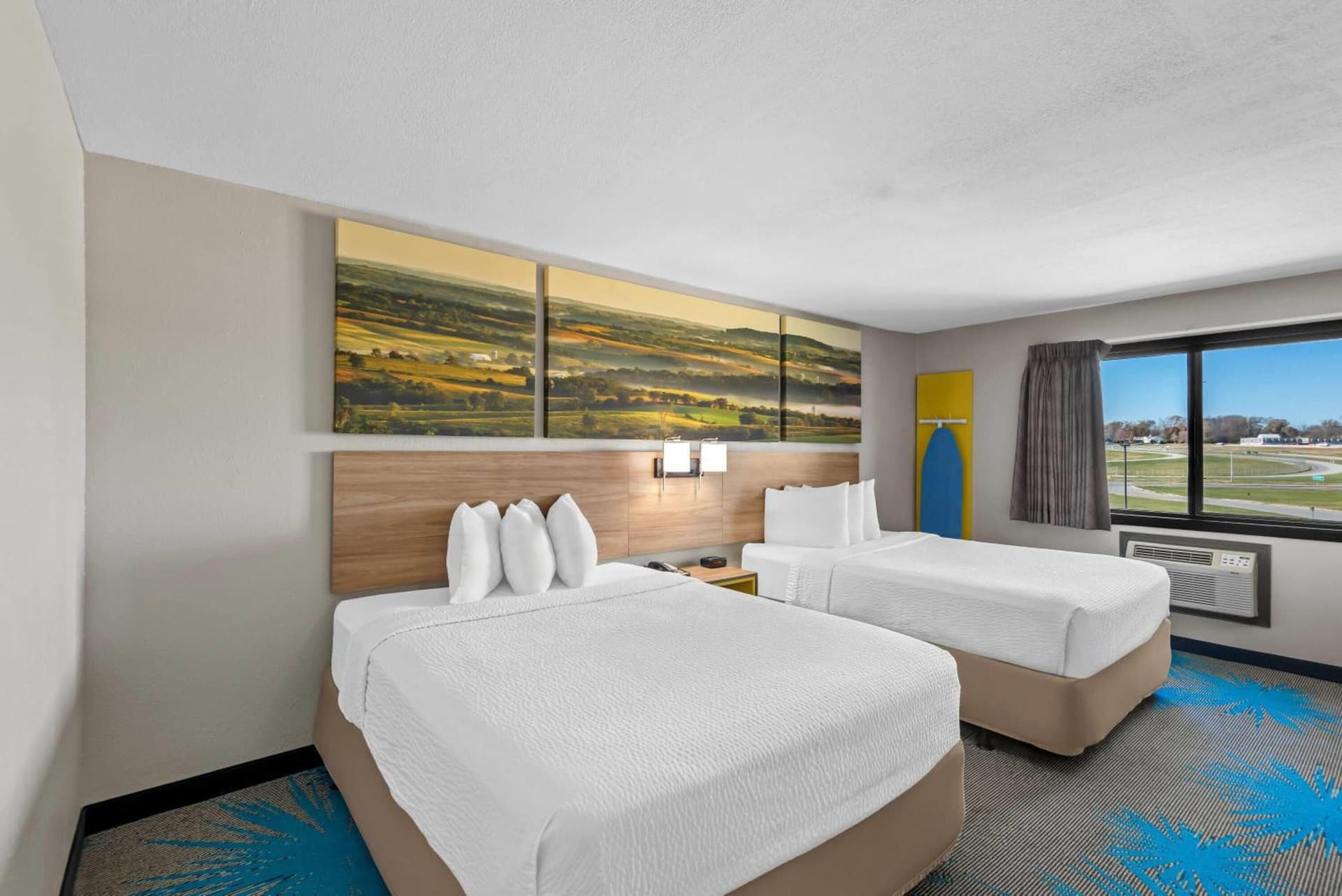 Days Inn & Suites by Wyndham Des Moines Airport
