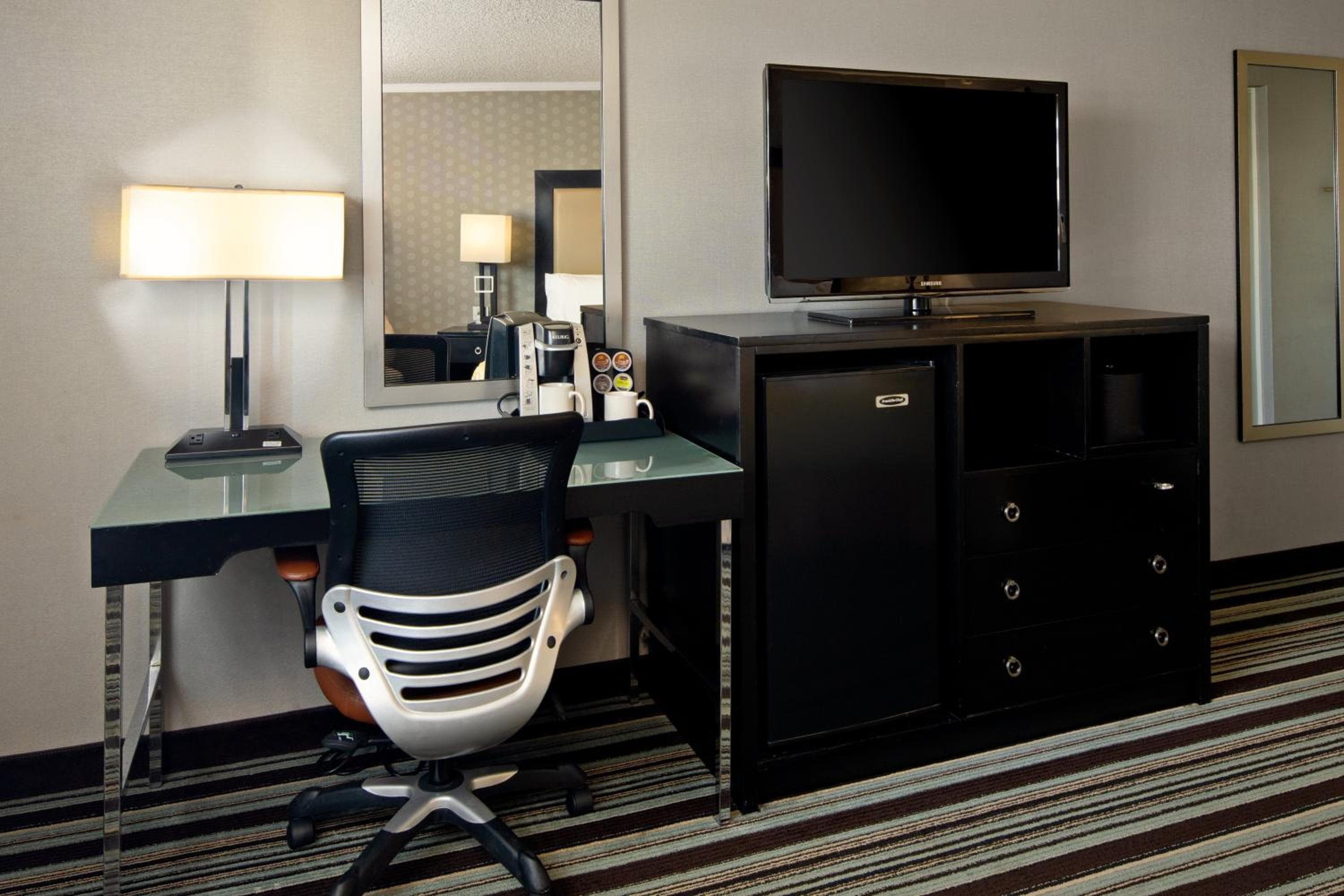 Holiday Inn Long Beach - Airport, an IHG Hotel
